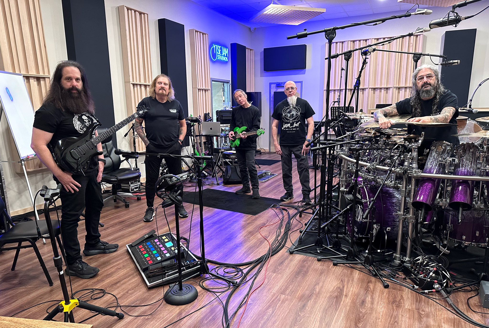 חברי Dream Theater באולפן